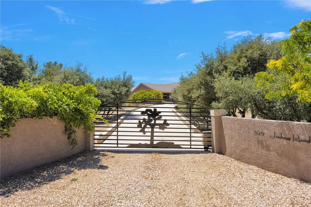 7031 Joshua Oak Hills, CA 92344