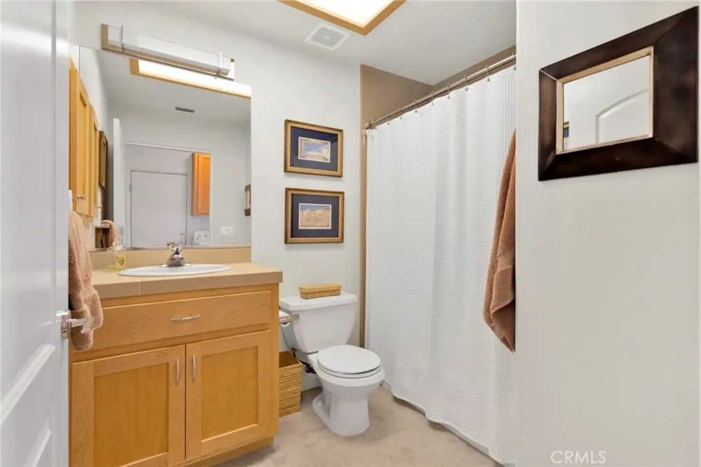 7031 Joshua Oak Hills, CA 92344