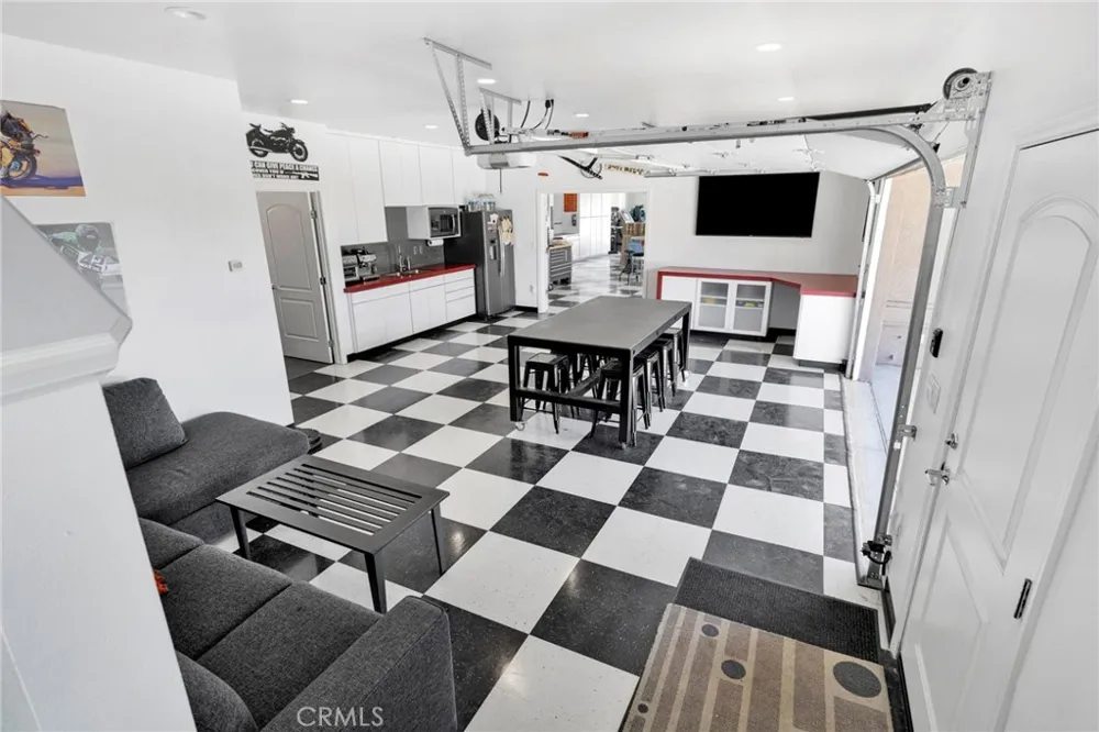 7031 Joshua Oak Hills, CA 92344