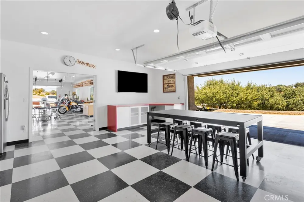 7031 Joshua Oak Hills, CA 92344