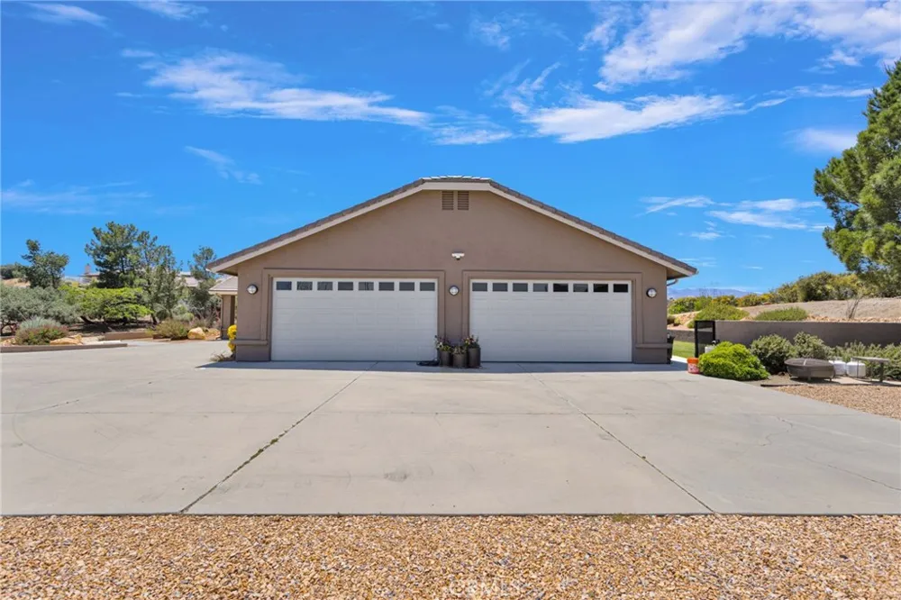7031 Joshua Oak Hills, CA 92344