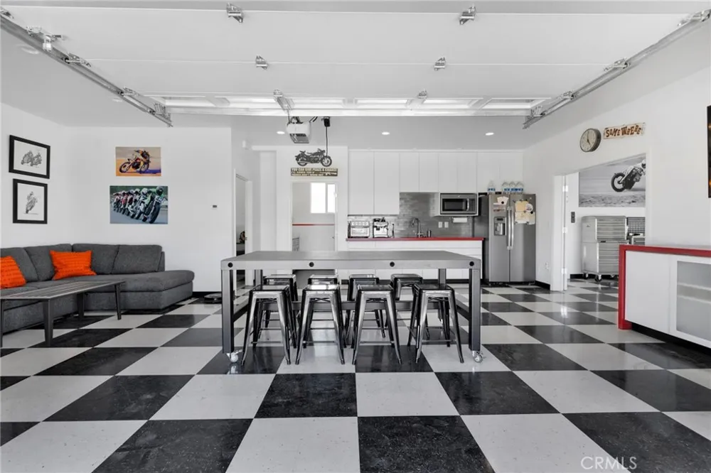 7031 Joshua Oak Hills, CA 92344