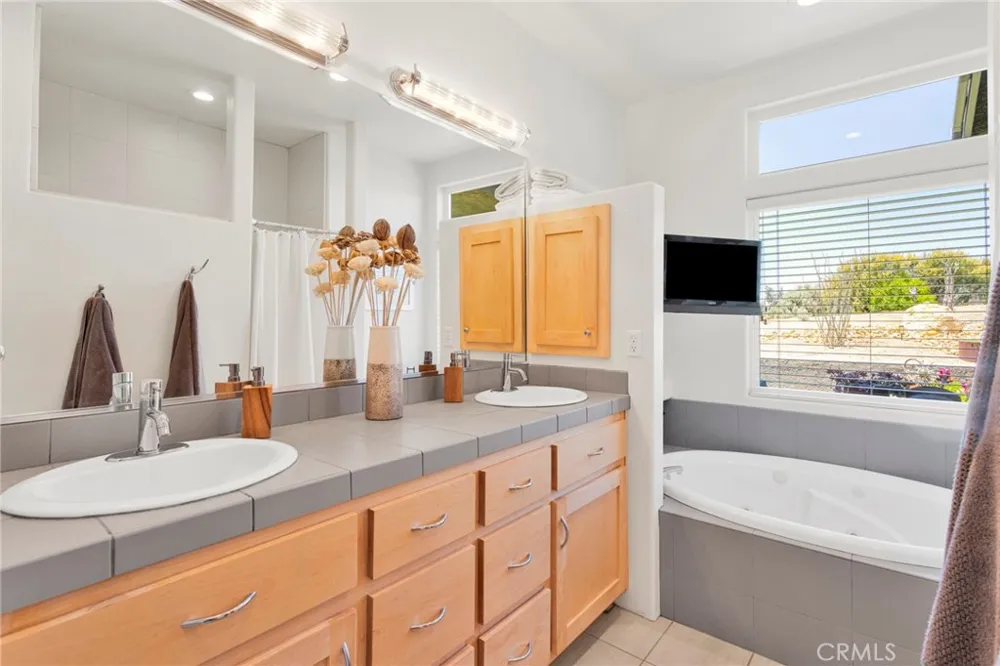 7031 Joshua Oak Hills, CA 92344