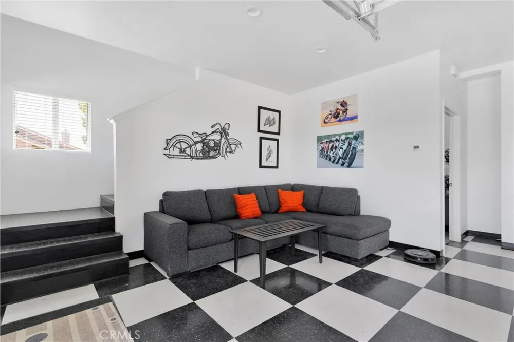 7031 Joshua Oak Hills, CA 92344