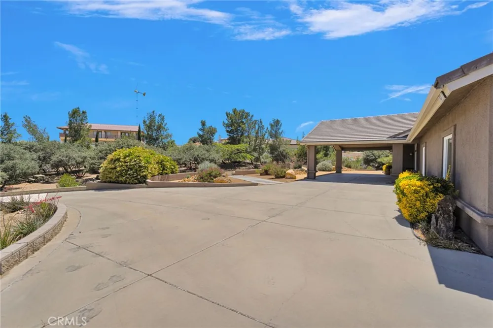 7031 Joshua Oak Hills, CA 92344