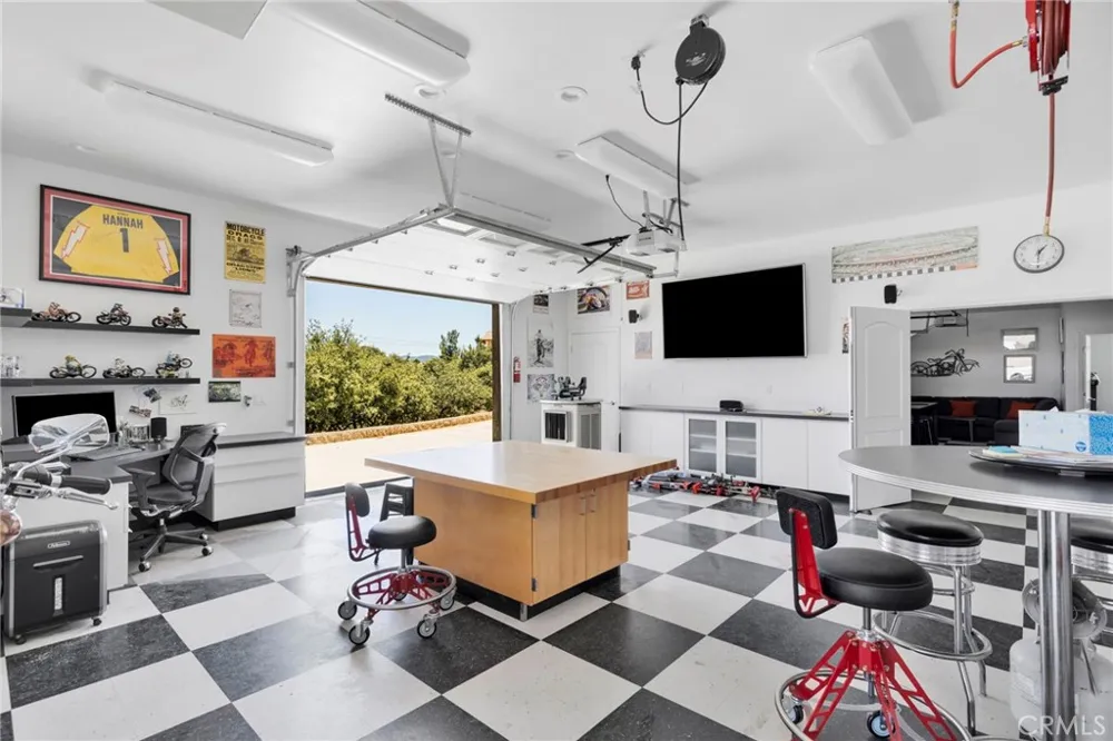 7031 Joshua Oak Hills, CA 92344
