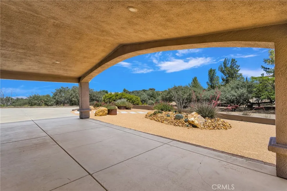7031 Joshua Oak Hills, CA 92344