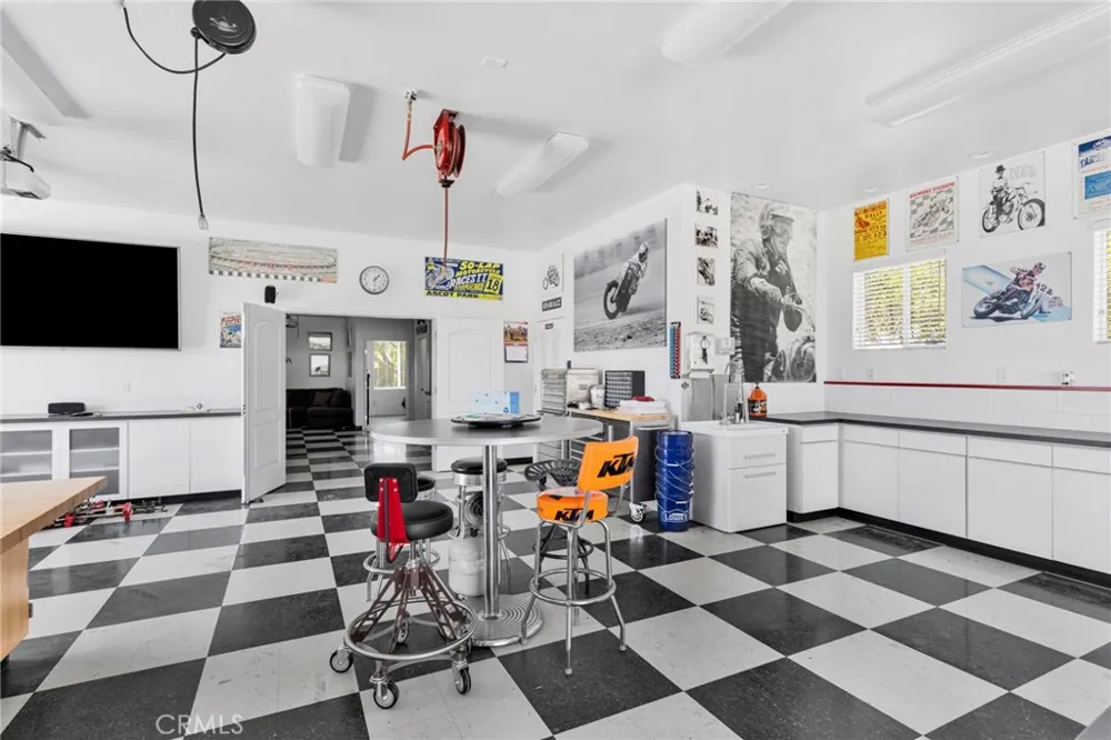 7031 Joshua Oak Hills, CA 92344