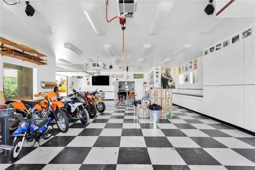 7031 Joshua Oak Hills, CA 92344