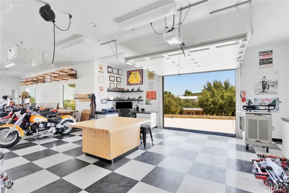 7031 Joshua Oak Hills, CA 92344