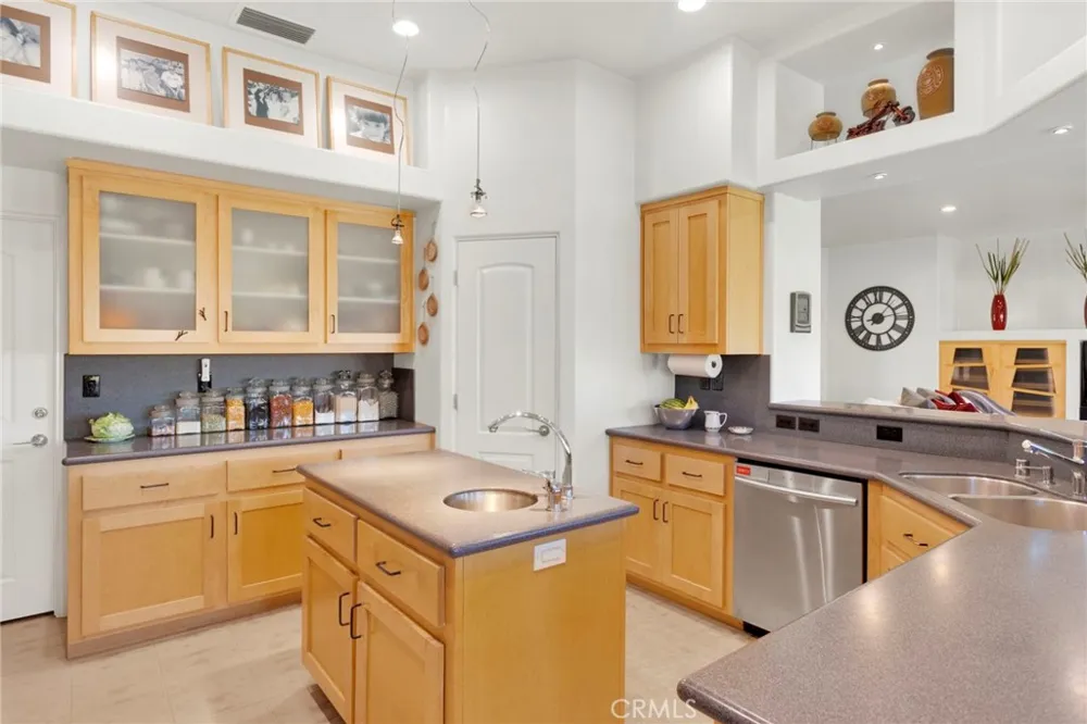 7031 Joshua Oak Hills, CA 92344