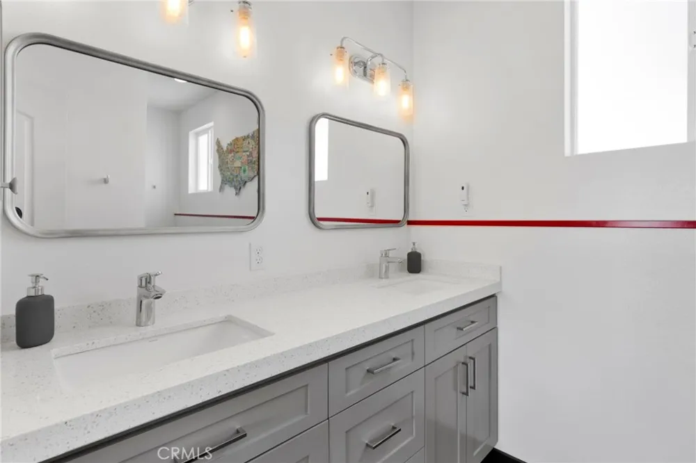 7031 Joshua Oak Hills, CA 92344