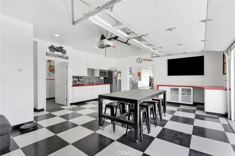 7031 Joshua Oak Hills, CA 92344