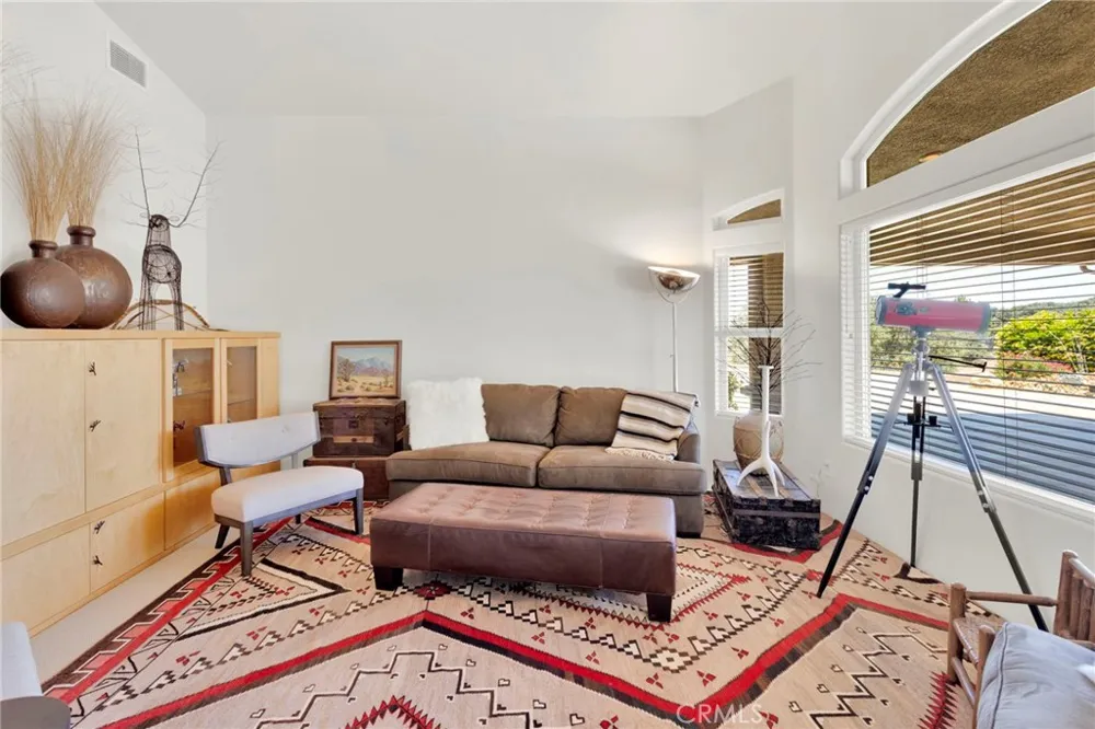 7031 Joshua Oak Hills, CA 92344