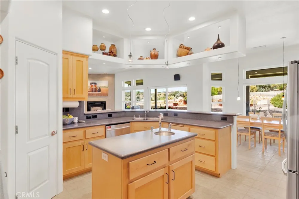 7031 Joshua Oak Hills, CA 92344