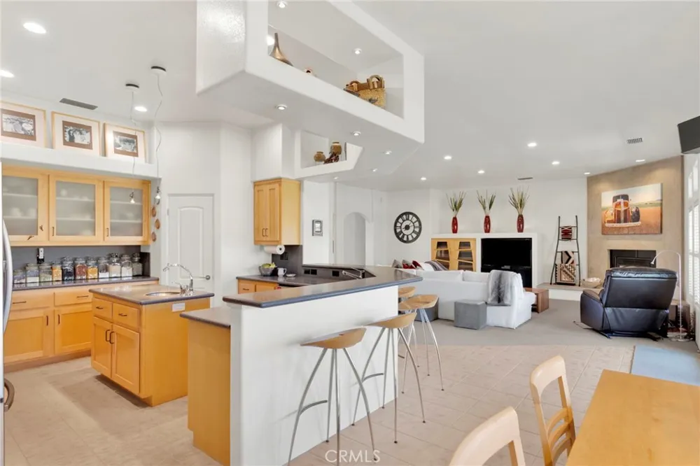 7031 Joshua Oak Hills, CA 92344