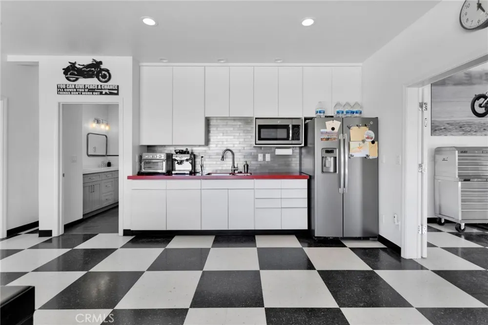 7031 Joshua Oak Hills, CA 92344