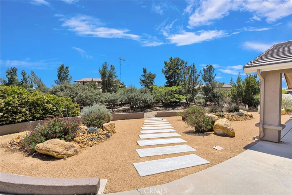 7031 Joshua Oak Hills, CA 92344