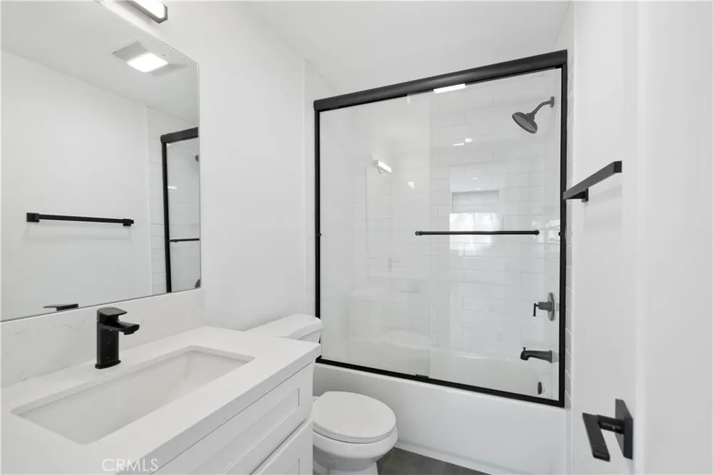 6025 Bellflower Lakewood, CA 90713