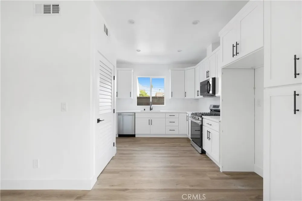 6025 Bellflower Lakewood, CA 90713