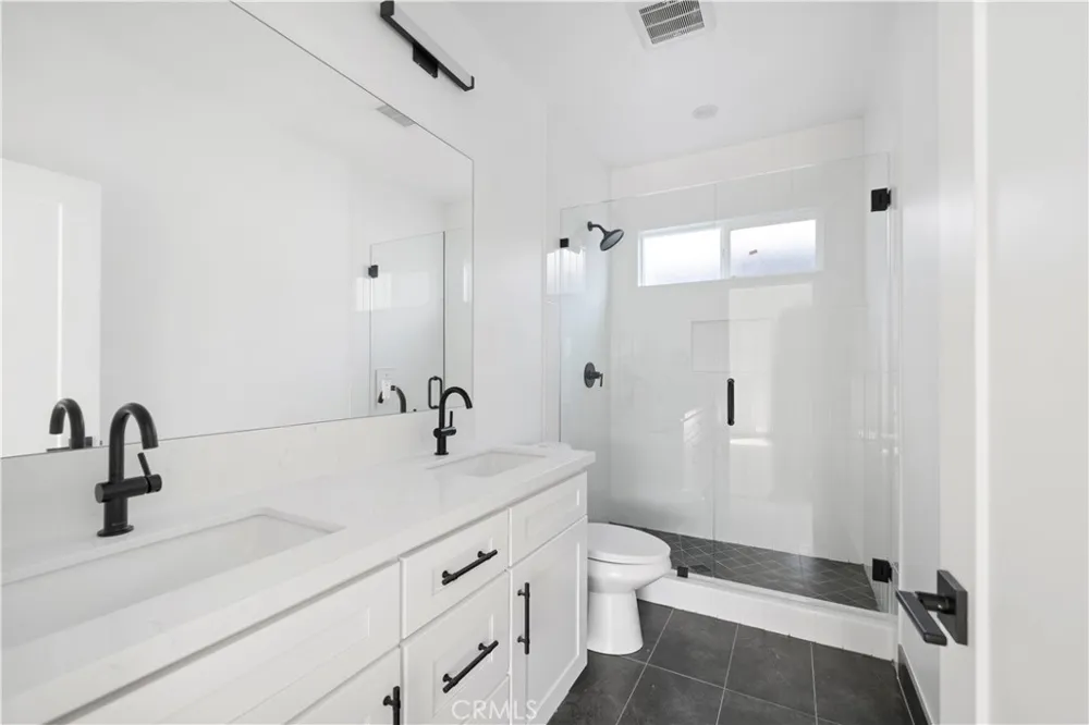 6025 Bellflower Lakewood, CA 90713