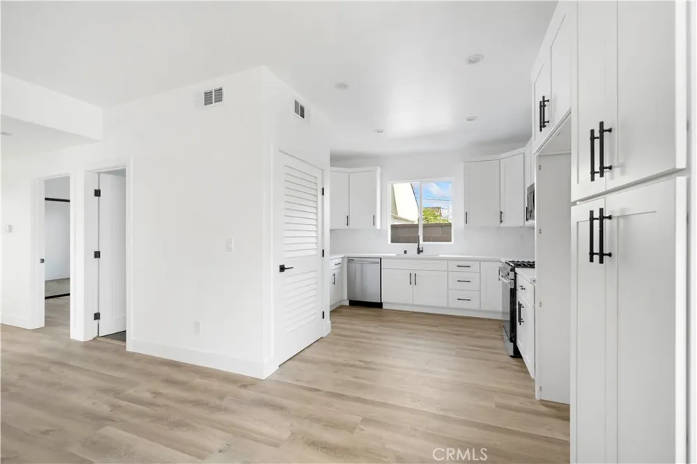 6025 Bellflower Lakewood, CA 90713