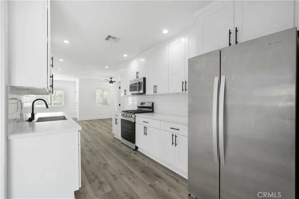 6025 Bellflower Lakewood, CA 90713