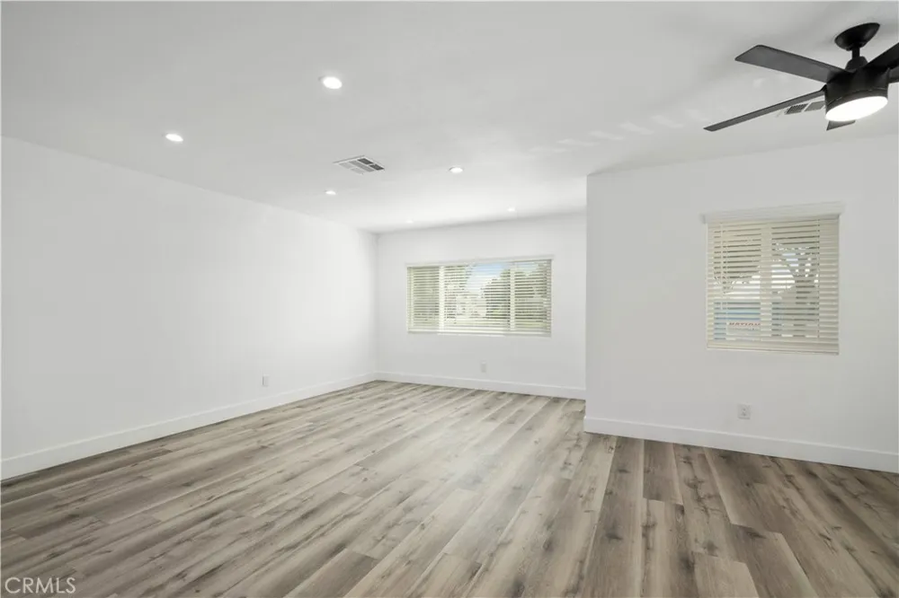6025 Bellflower Lakewood, CA 90713