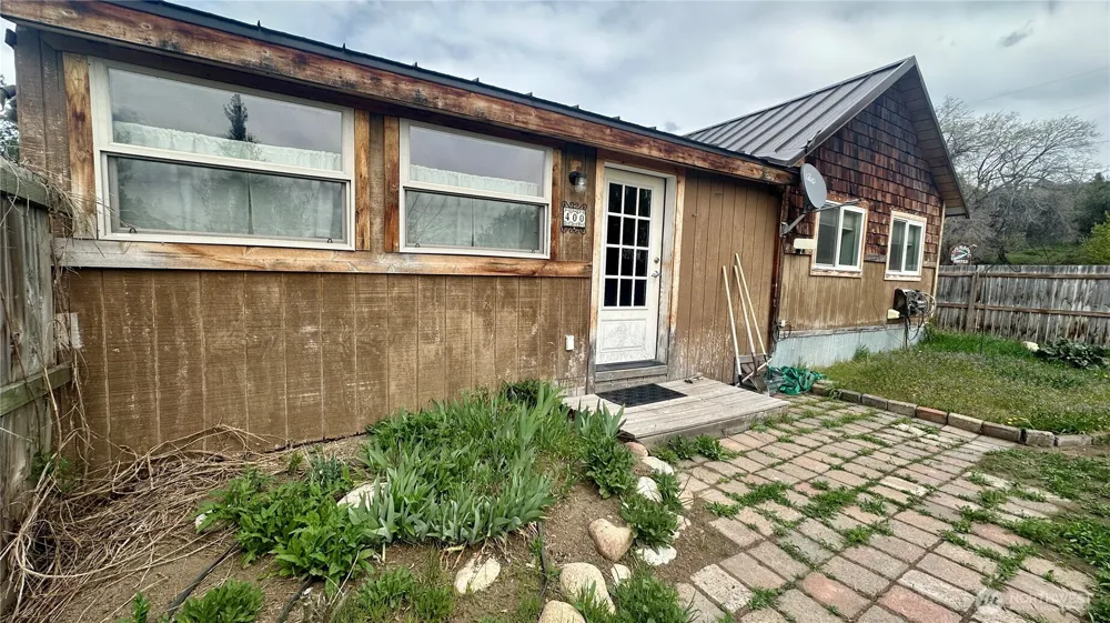 400 Bluff Street Winthrop, WA 98862