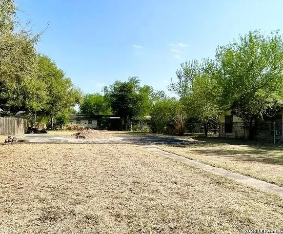 1006 E RANDALL ST Beeville, TX 78102