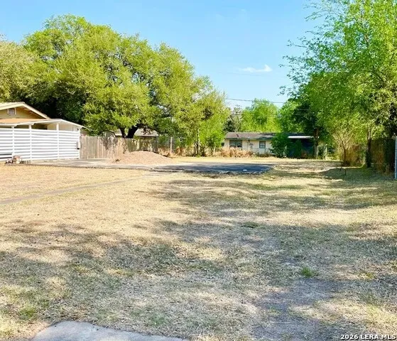 1006 E RANDALL ST Beeville, TX 78102