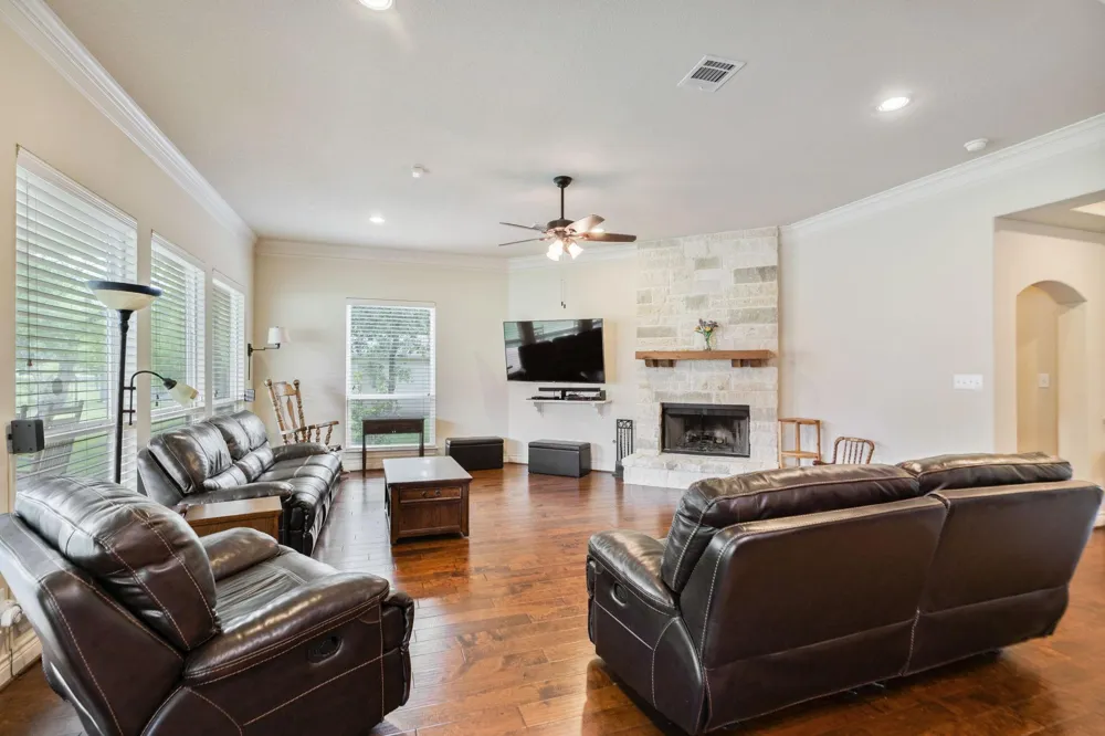 101 Pin Oak Lane Hempstead, TX 77445
