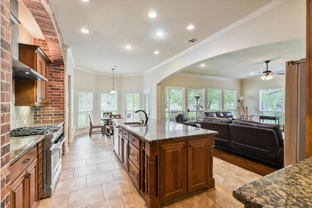 101 Pin Oak Lane Hempstead, TX 77445