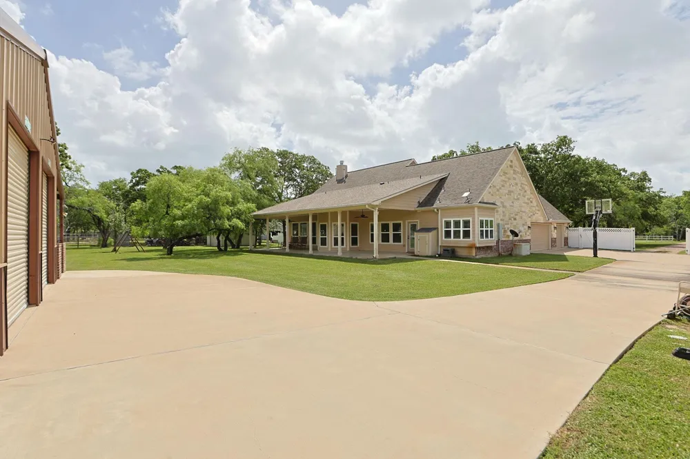 101 Pin Oak Lane Hempstead, TX 77445