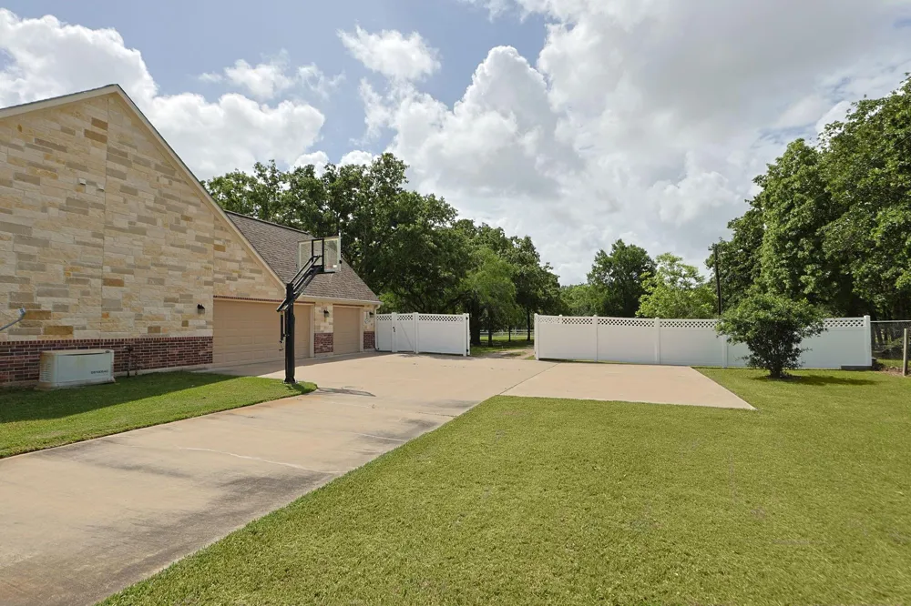 101 Pin Oak Lane Hempstead, TX 77445