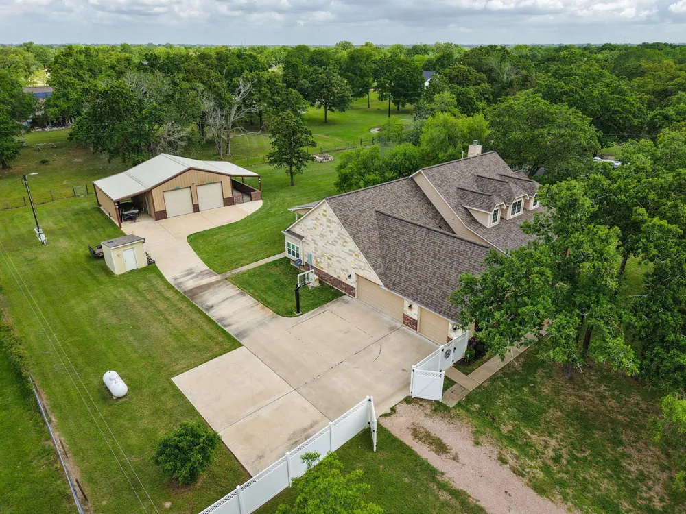 101 Pin Oak Lane Hempstead, TX 77445