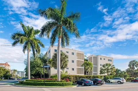 10001 W Bay Harbor Dr #208