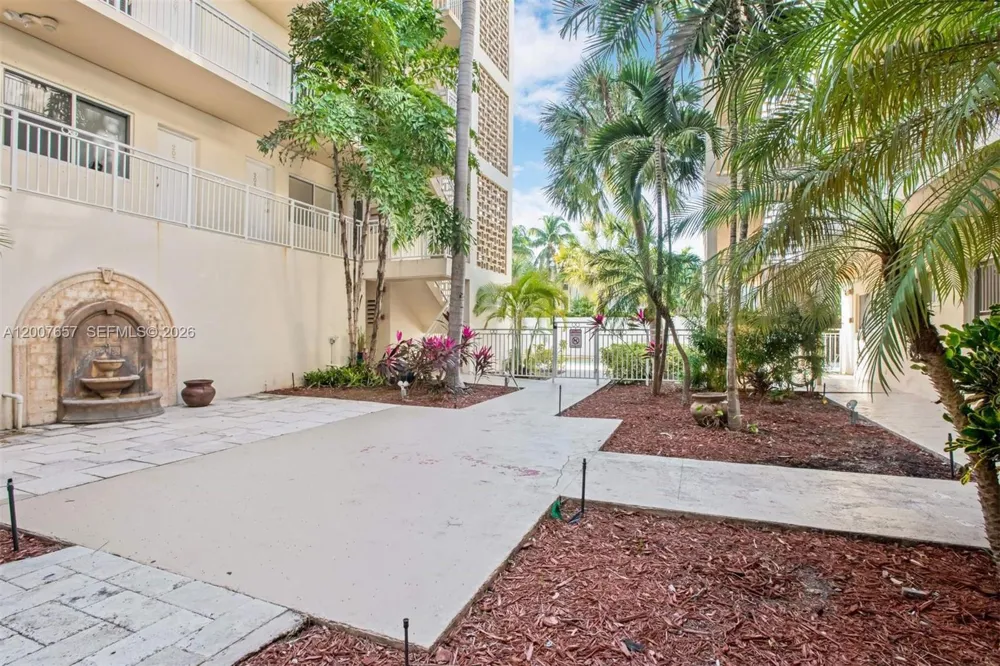 10001 W Bay Harbor Dr #208 Bay Harbor Islands, FL 33154