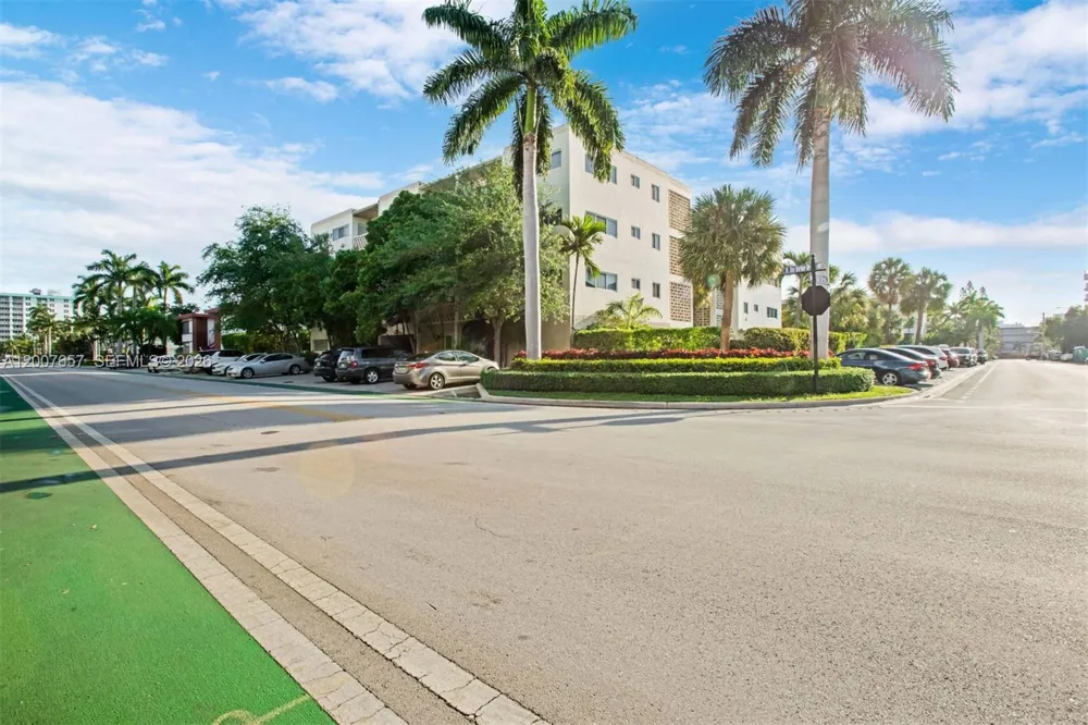 10001 W Bay Harbor Dr #208 Bay Harbor Islands, FL 33154