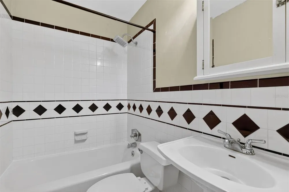 914 NE 6TH AVENUE Gainesville, FL 32601