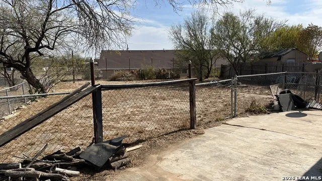 1305 1st Carrizo Springs, TX 78834