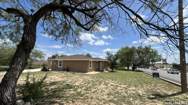 1305 1st Carrizo Springs, TX 78834