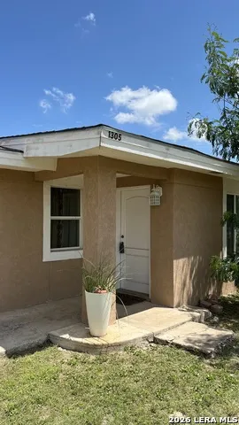 1305 1st Carrizo Springs, TX 78834
