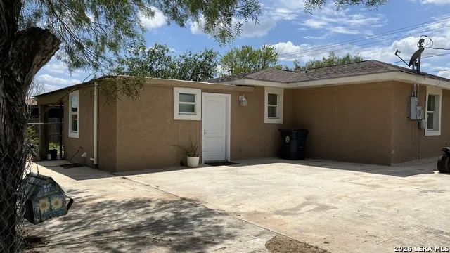 1305 1st Carrizo Springs, TX 78834