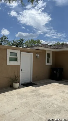 1305 1st Carrizo Springs, TX 78834
