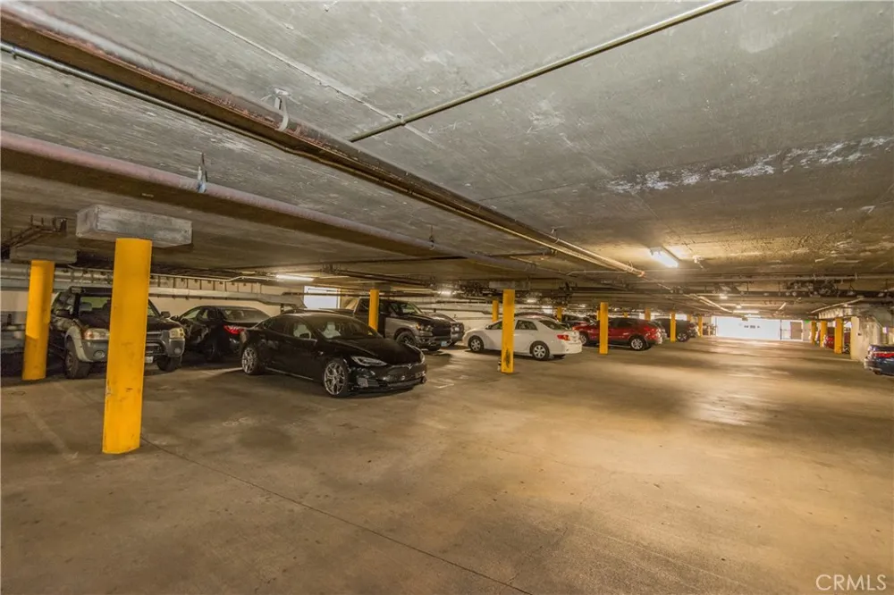 7045 Woodley Avenue #218 Van Nuys, CA 91406