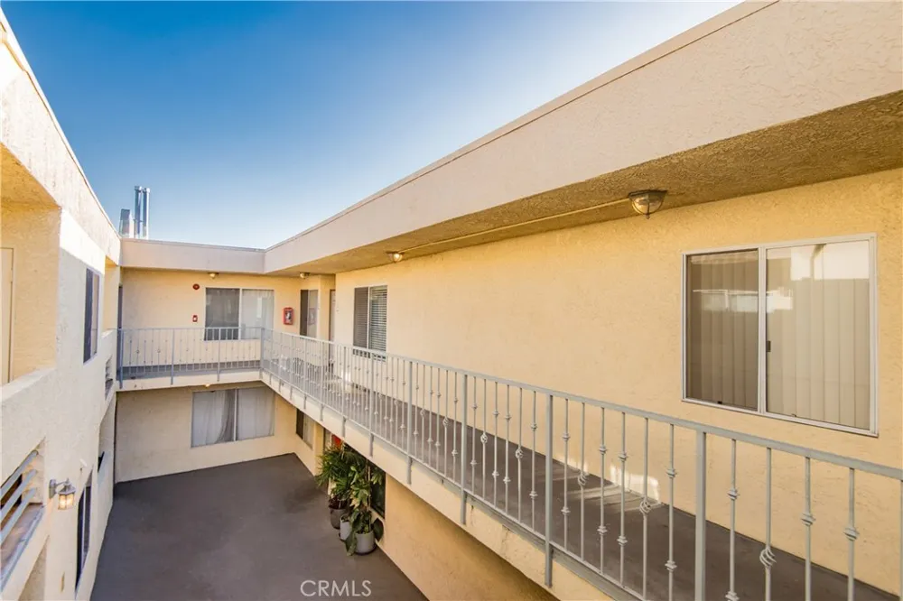7045 Woodley Avenue #218 Van Nuys, CA 91406