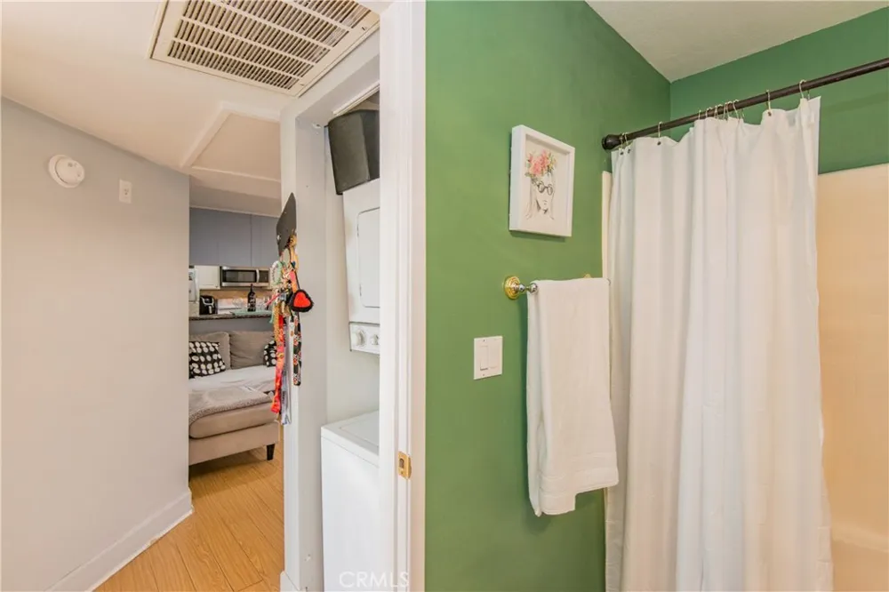 7045 Woodley Avenue #218 Van Nuys, CA 91406