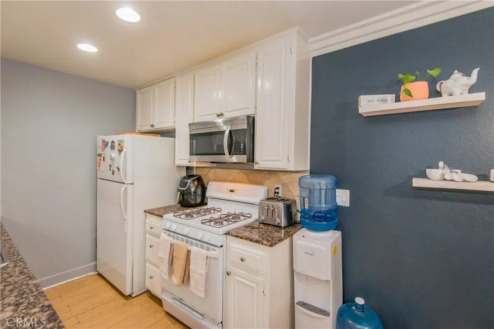 7045 Woodley Avenue #218 Van Nuys, CA 91406