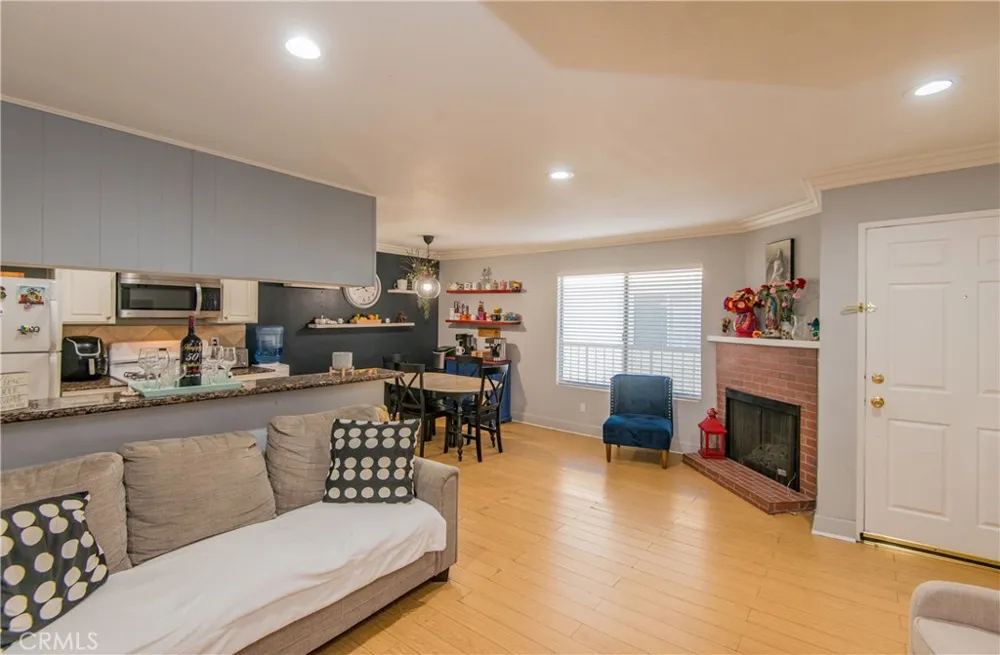 7045 Woodley Avenue #218 Van Nuys, CA 91406